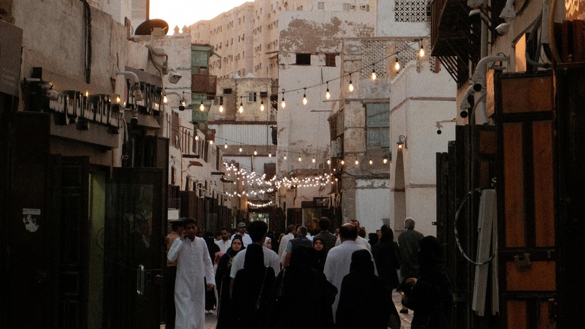 Bustling Evening in Historic Al-Balad, Jeddah, discover with d.HOLIDAY