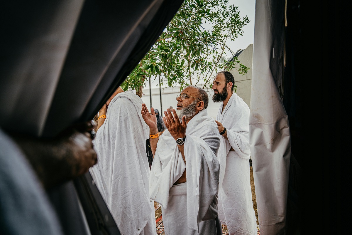 Mecca, Saudi Arabia, Men in White Robes, diaverum d.HOLIDAY